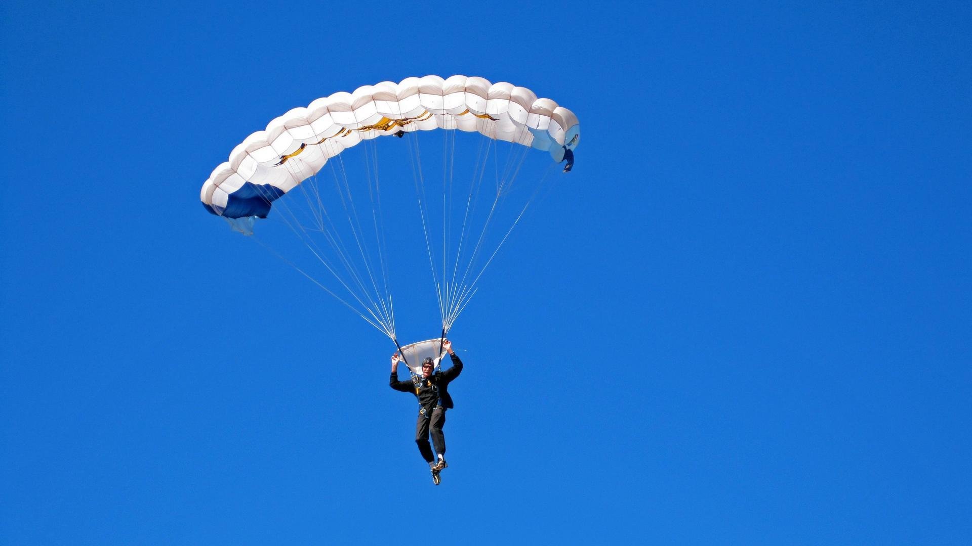 羽毛球新人在国际赛场崭露头角，羽毛球运动员进场视频